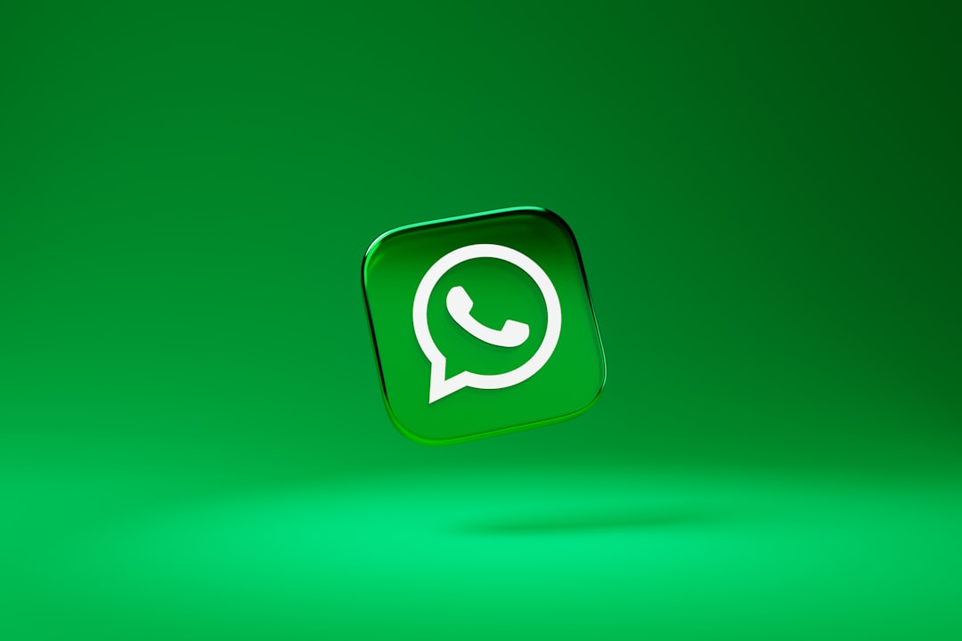 智能手机屏幕显示 WhatsApp 聊天界面,对话中包含美妆产品咨询与简单表情符号,界面干净无敏感信息